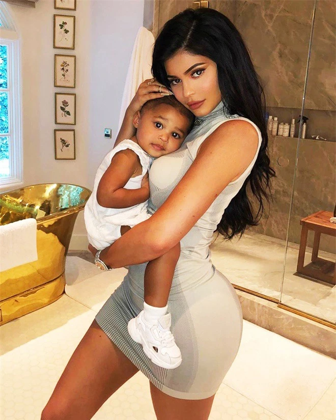 Mới lên 3 nhưng con gái nhà Kylie Jenner đã sở hữu loạt hàng hiệu 'khủng' - ảnh 1