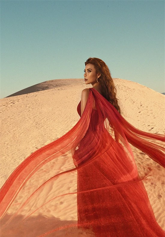 Thuý Diễm như nữ thần khi diện váy dạ hội đỏ của nhà thiết kế Lâm Lâm dạo chơi ở đồi cát Phan Thiết.