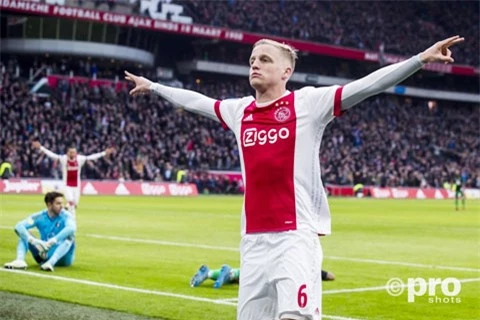 Ở Ajax, Van de Beek được hoàn thiện nhiều kỹ năng nhờ tập thêm judo và cầu lông