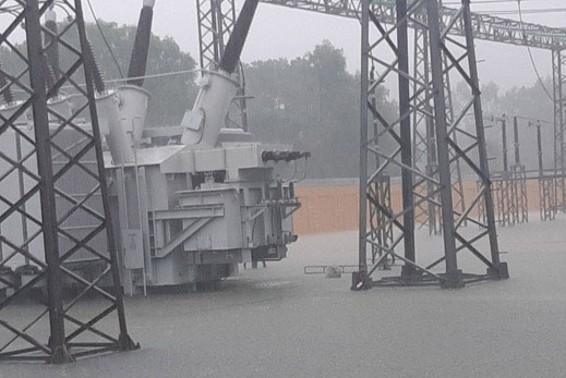 Căng mình giữ an toàn lưới điện truyền tải trong mưa lũ