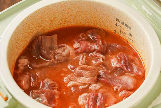 Trời se lạnh chế nồi ba chỉ bò nấu rau củ hầm, cả nhà ăn bay mâm cơm