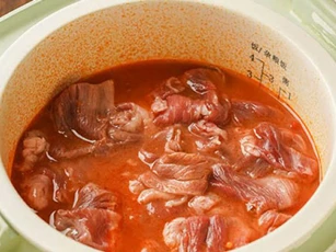 Trời se lạnh chế nồi ba chỉ bò nấu rau củ hầm, cả nhà ăn bay mâm cơm