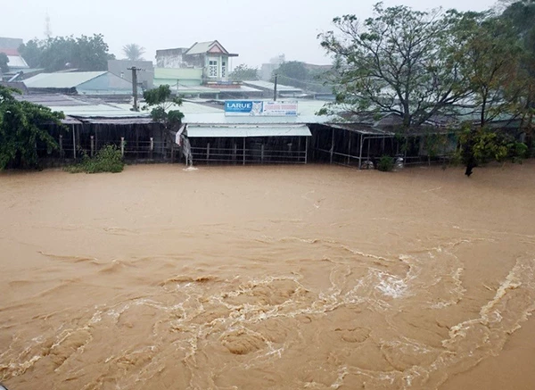 Theo Trung tâm Dự báo khí tượng thủy văn quốc gia, lũ trên sông Vu Gia - Thu Bồn (Quảng Nam) sáng sớm 11/10 đang dao động quanh mức báo động 3 (Ảnh: Báo Quảng Nam)