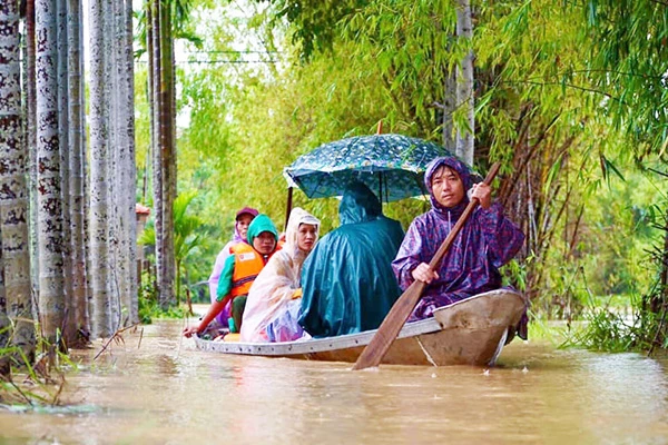Lực lượng chức năng huyện Hòa Vang (TP Đà Nẵng) sơ tán dân khỏi những vùng nguy hiểm do mưa lũ (Ảnh do Công an huyện Hòa Vang cung cấp)