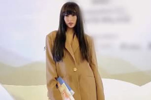 Khổng Tú Quỳnh bị fan chê xấu vì phong cách thời trang lạ hoắc và trang điểm đậm