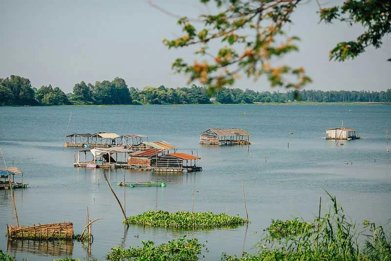 Búng Bình Thiên có nghĩa là hồ nước bình yên do trời ban. Ảnh: Hulkman.