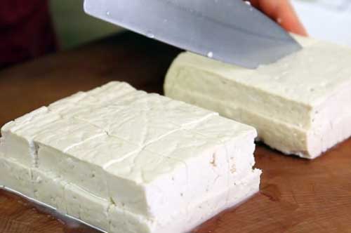 Mua đậu phụ thấy có điểm này thì nhớ bỏ ngay, đừng tiếc của mà mang bệnh vào người