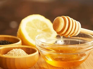 Sai lầm không phải mẹ nào cũng biết khi dùng mật ong trị tưa lưỡi, ho ở trẻ sơ sinh