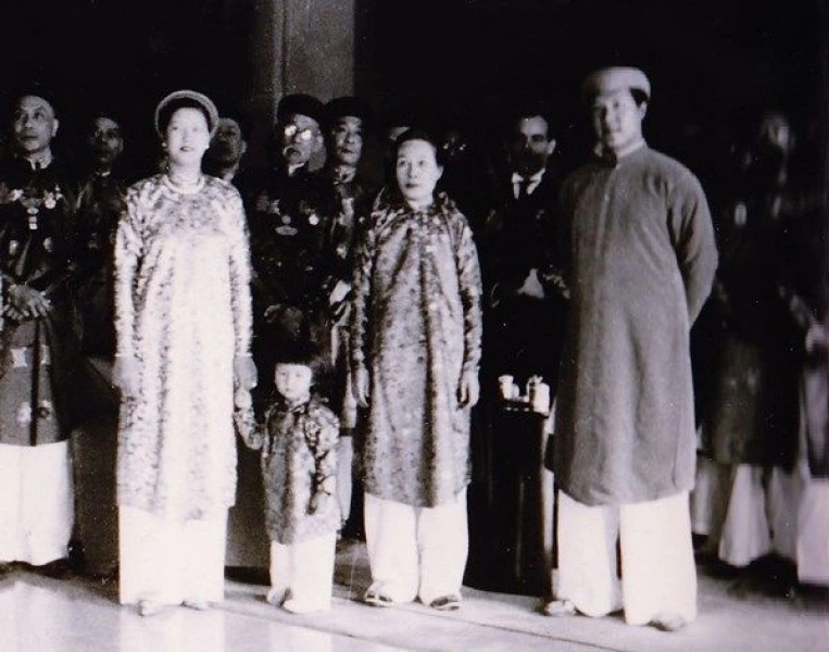 Từ trái sang phải: Hoàng hậu Nam Phương, Thái tử Bảo Long, Đức Từ Cung và vua Bảo Đại