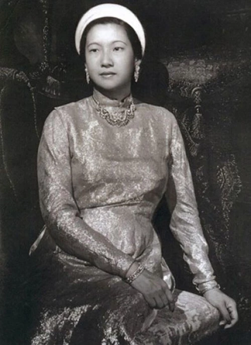Hoàng hậu Nam Phương trong trang phục truyền thống.