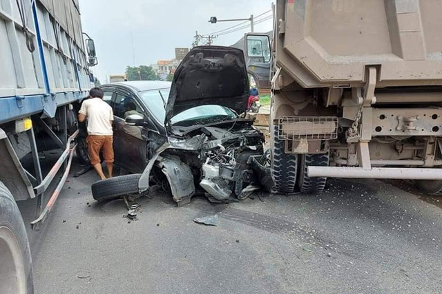 Ô tô 4 chỗ bẹp nát giữa xe ben và xe tải