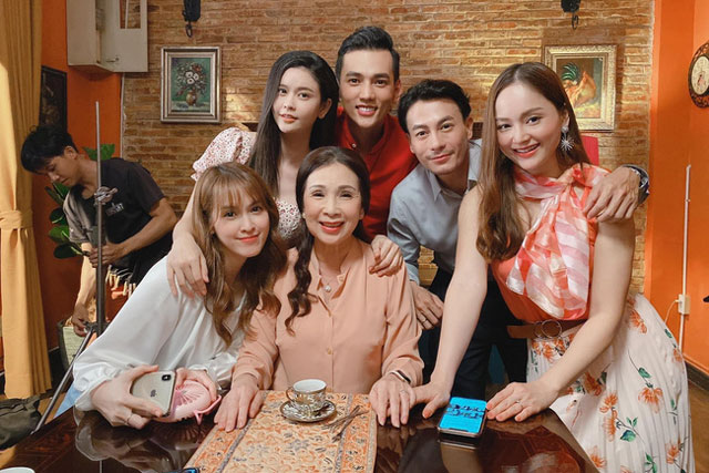 Dàn diễn viên cực thân thiết trong hậu trường phim "Trói buộc yêu thương"