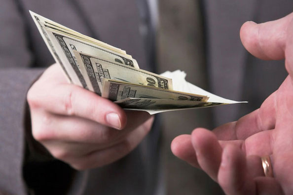 Khi người khác hỏi vay tiền, có 3 việc nhất định phải nhớ để không bao giờ rơi vào cảnh "quỳ xuống đòi nợ"