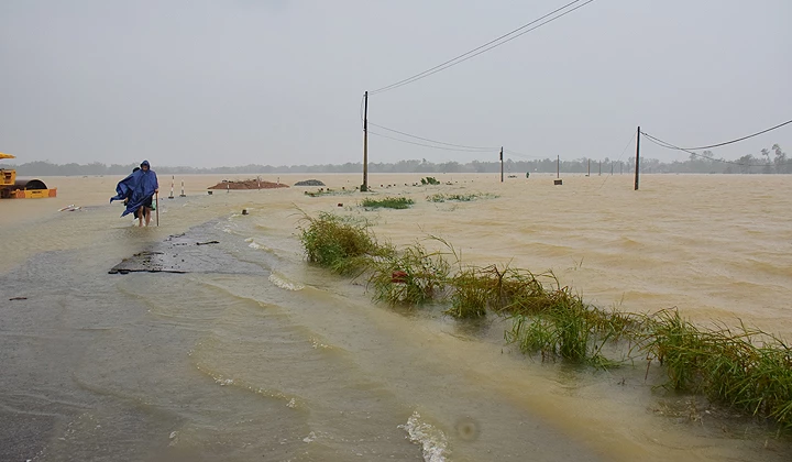 Mấy hôm nay, mưa lũ đã làm ngập lụt toàn bộ các tuyến đường giao thông tại huyện Phong Điền, nơi có thủy điện Rào Trăng 3.