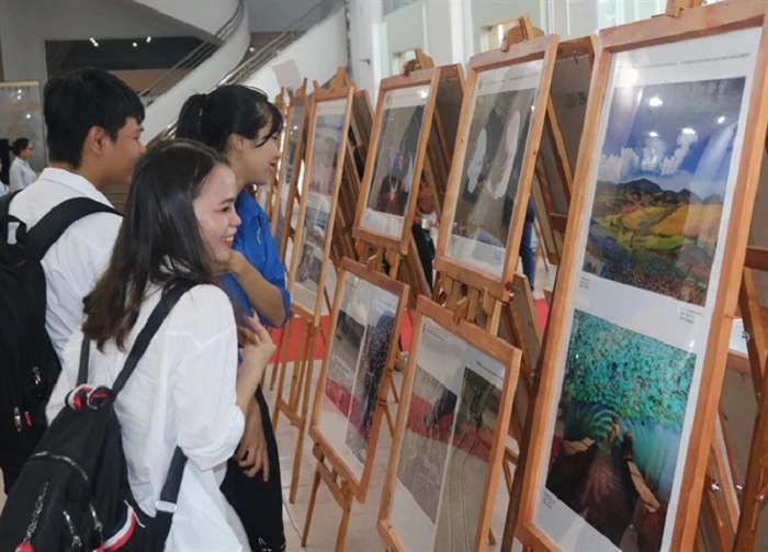 Các bạn trẻ xem Triển lãm ảnh, phim phóng sự - tài liệu đất nước con người ASEAN tại Khánh Hoà. (Ảnh: NNVN)