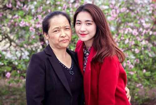 Biết Hòa Minzy là con gái ngay khi sinh xong, mẹ nữ ca sĩ buồn phát khóc trên bàn đẻ đến mức băng huyết