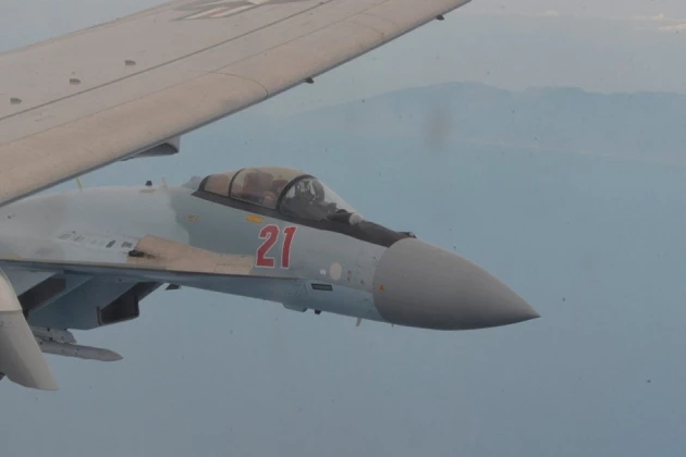 Tiêm kích Su-35S Nga áp sát máy bay trinh sát Mỹ. Ảnh: TASS.