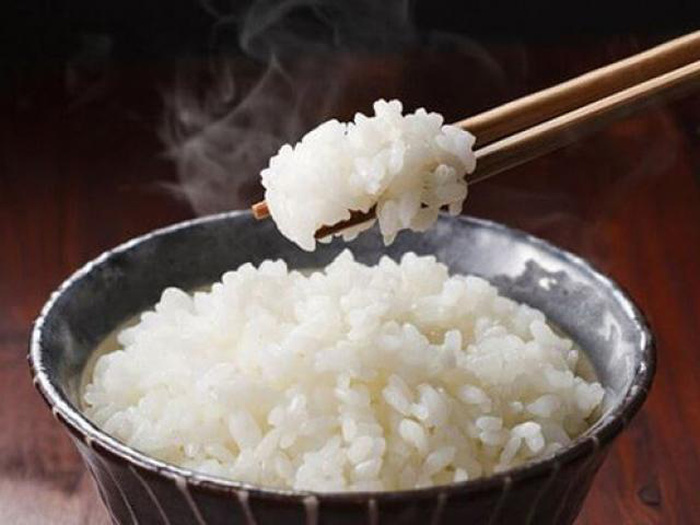Bật mí 2 nguyên liệu cho vào khi nấu sẽ giúp cơm trắng thơm, ngon dẻo