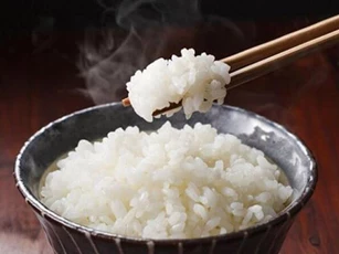 Bật mí 2 nguyên liệu cho vào khi nấu sẽ giúp cơm trắng thơm, ngon dẻo