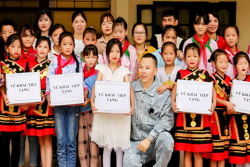 Vũ Khắc Tiệp tặng quà trẻ em Sapa