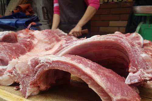 Mua sườn heo, nếu thấy có 3 dấu hiệu này thì phải bỏ ngay, rẻ mấy cũng đừng rước về