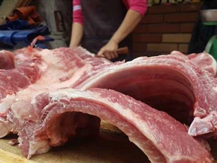 Mua sườn heo, nếu thấy có 3 dấu hiệu này thì phải bỏ ngay, rẻ mấy cũng đừng rước về