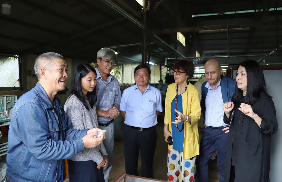 Ngài Đại sứ Antonio Alessandro và phu nhân đến thăm và tìm hiểu quy trình ươm tơ tại Công ty Nhật Minh.