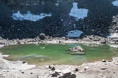 Khám phá bí mật hồ băng chứa hàng trăm xương người ở Ấn Độ