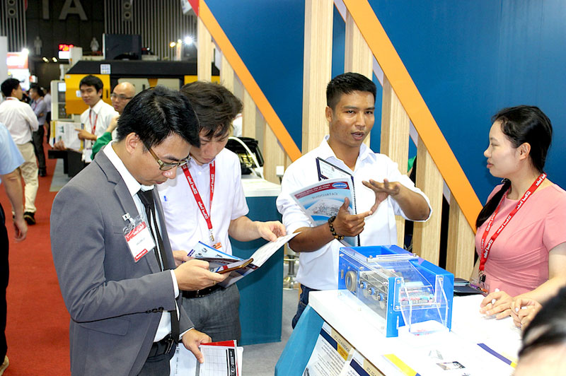 Gỡ vướng thủ tục cho doanh nghiệp Việt đầu tư ra nước ngoài