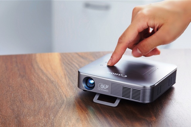 Canon ra mắt máy chiếu mini không dây MP250