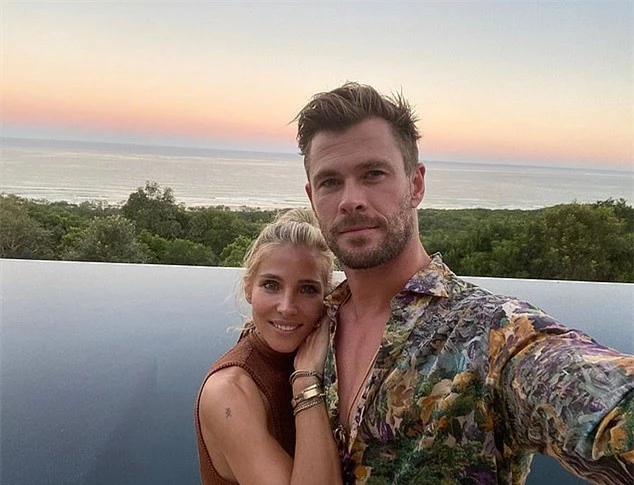 Chris Hemsworth chụp ảnh selfie cùng vợ tại biệt thự của gia đình ở vịnh Byron, Australia.