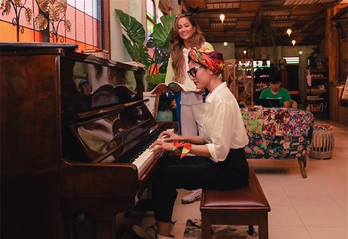 Hoa hậu hào hứng xem đàn chị Trương Thị May chơi đàn piano.