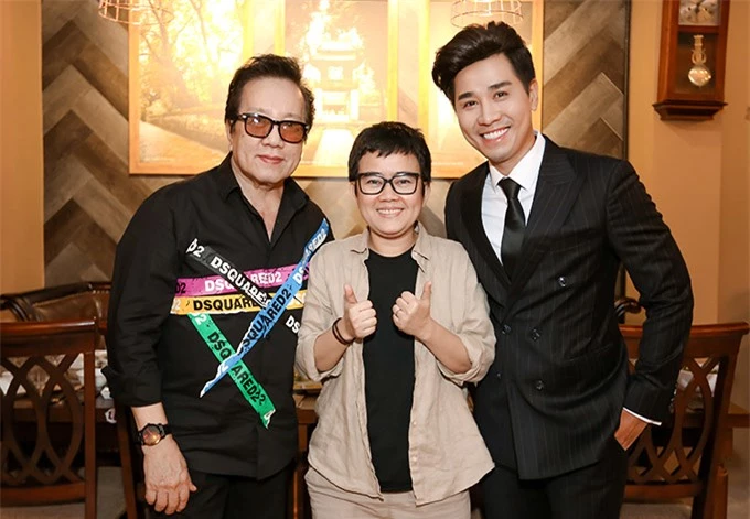 Ca sĩ Elvis Phương (ngoài cùng bên trái), nhạc sĩ Phương Uyên (giữa) rất thích món ăn ở đây và hứa sẽ trở lại ủng hộ Nguyên Khang thêm nhiều lần nữa.