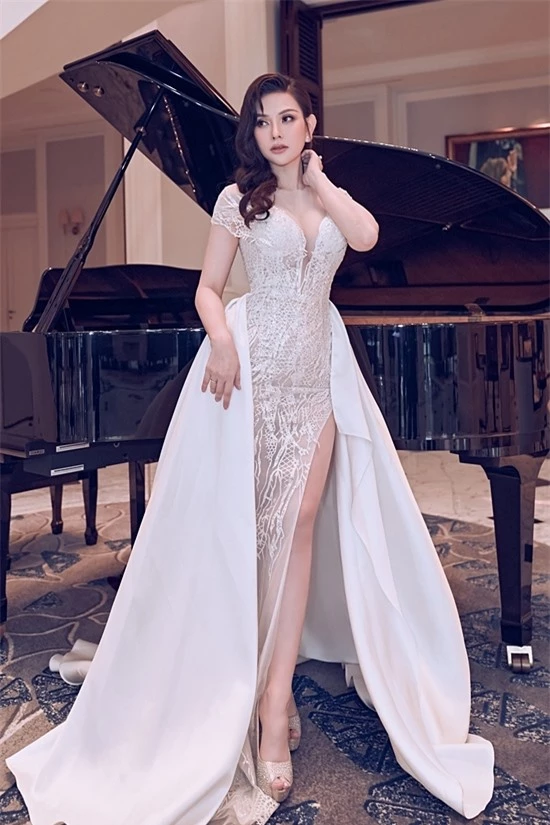 Nữ ca sĩ diện váy của nhà thiết kế Lê Ngọc Lâm, giúp cô toả sáng ở event.