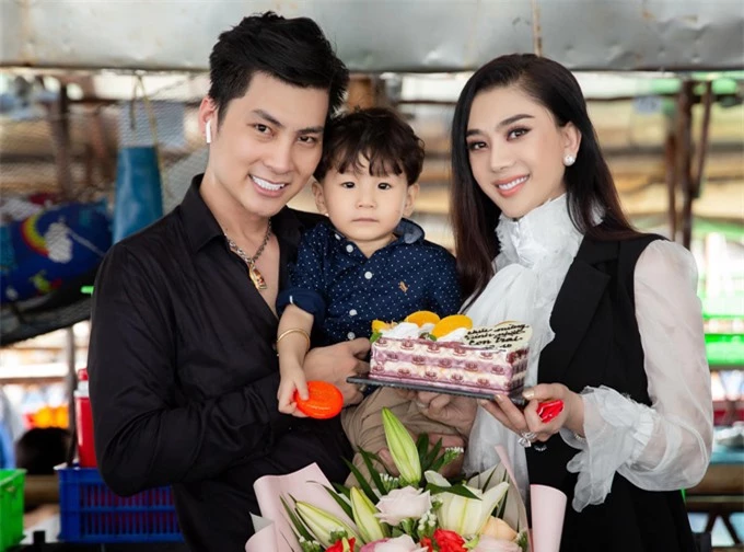 Vợ chồng Lâm Khánh Chi - Trần Phi Hùng làm sinh nhật giản dị cho con ở một nhà hàng nổi.