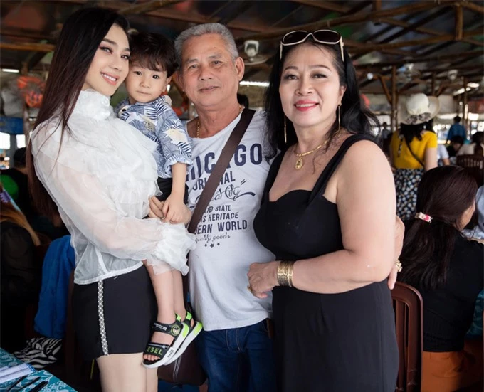 Bố mẹ chồng ca sĩ chuyển giới có mặt trong ngày sinh nhật cháu nội. Lâm Khánh Chi tiết lộ cô được nhà chồng yêu thương, xem như con ruột.