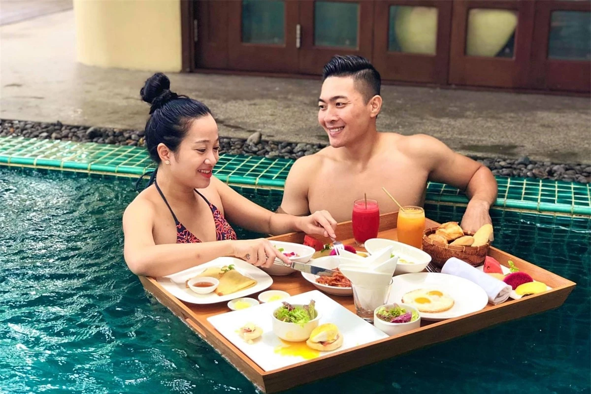 Hiện bà mẹ hai con chỉ còn 47 kg, tự tin diện bikini trong chuyến nghỉ dưỡng mới nhất cùng ông xã.