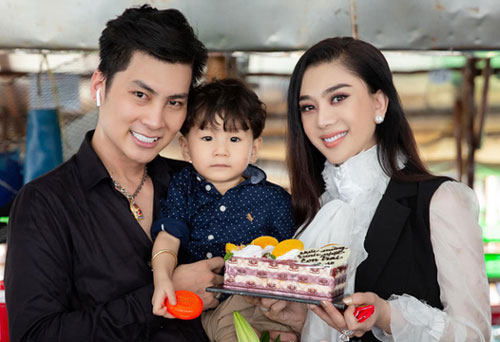 Vợ chồng Lâm Khánh Chi mừng sinh nhật con trai