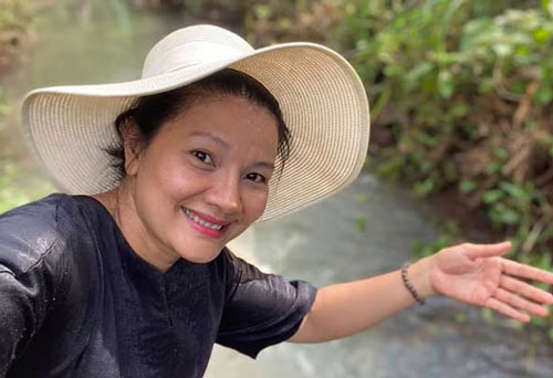 Diễn viên Kiều Trinh bức xúc vì hàng xóm mới cắm cọc, lấn đất