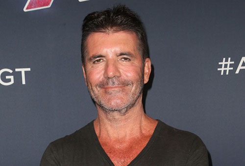 Simon Cowell đang tập đi sau tai nạn ngã xe đạp điện gãy lưng
