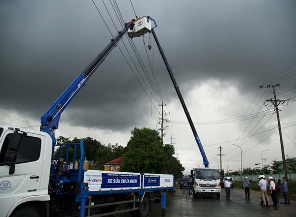 Gần 580.000 khách hàng đang chờ khôi phục cấp điện sau bão số 6 và mưa lũ ở miền Trung - Tây Nguyên