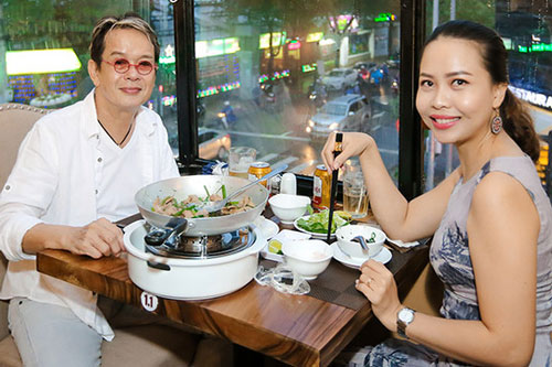 Nhạc sĩ Đức Huy đưa vợ kém 44 tuổi đi ăn chả cá
