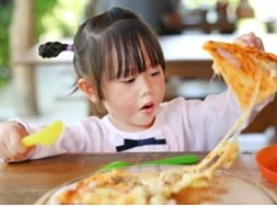 5 thực phẩm gây hại cho não bộ của trẻ, bé ăn càng nhiều càng kém thông minh