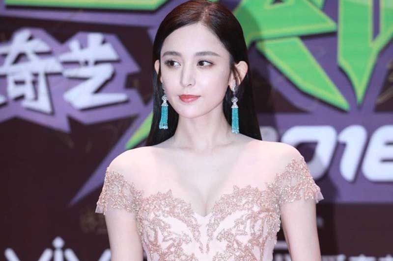 Top 6 mỹ nhân sở hữu bờ vai vuông góc quyến rũ nhất Cbiz