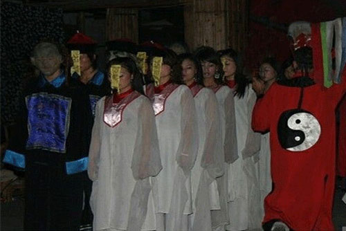 Thuật Cản Thi ở Trung Quốc: Cổ thuật dẫn dắt thi thể người chết tha hương trở về quê nhà, bí ẩn đang dần được hé mở