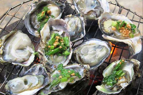 Hàu nướng vỉa hè giá chỉ 5000 đồng/con hút khách: Trước khi ăn hãy nhớ kỹ điều này