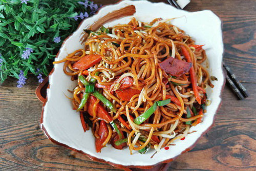 Xào mì, đừng chỉ luộc rồi đem xào ngay, thêm bước nữa mì không bao giờ dính nhau