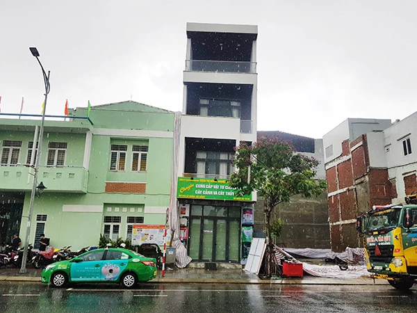Ngôi nhà 4 tầng ở số 215 Lê Duẩn bị lún, nghiêng do bị ảnh hưởng bởi công trình xây dựng nhà ở tư nhân tại số 217 - 219
