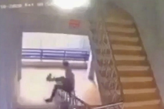 Trượt lan can cầu thang ở trường, một nam sinh tử vong thương tâm