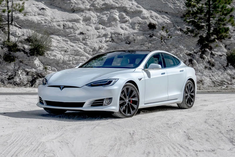1. Tesla Model S 2020 (giá khởi điểm của phiên bản AWD: 79.990 USD, điểm tổng thể: 9/10).